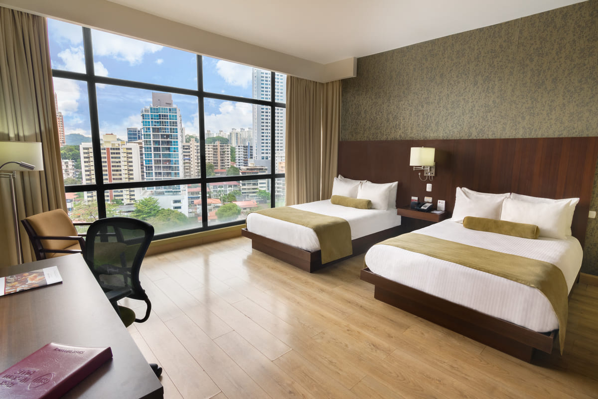 Habitación amplia con dos camas